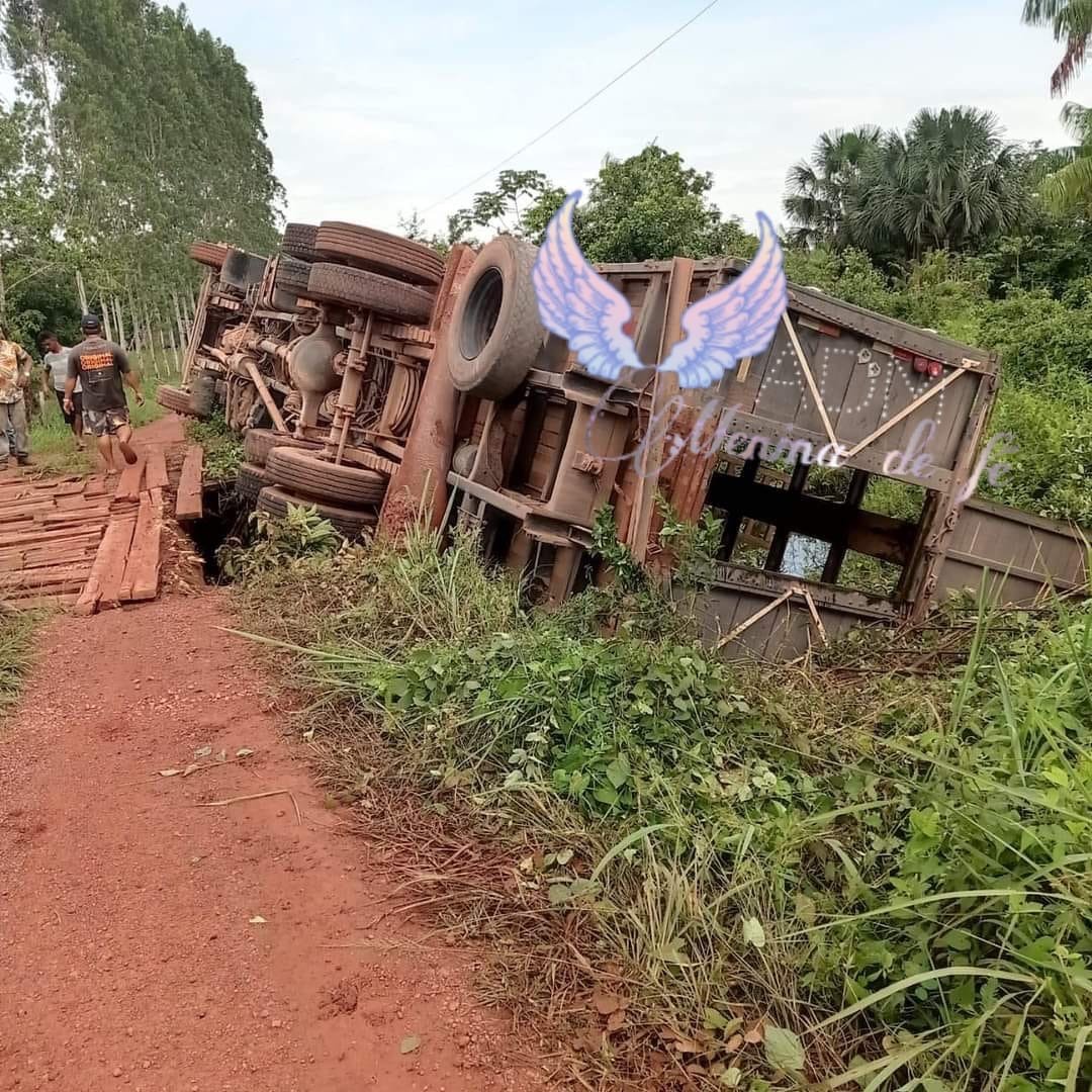 <em>Carreta carregada de gado tomba em ponte no município de Garrafão do Norte</em>