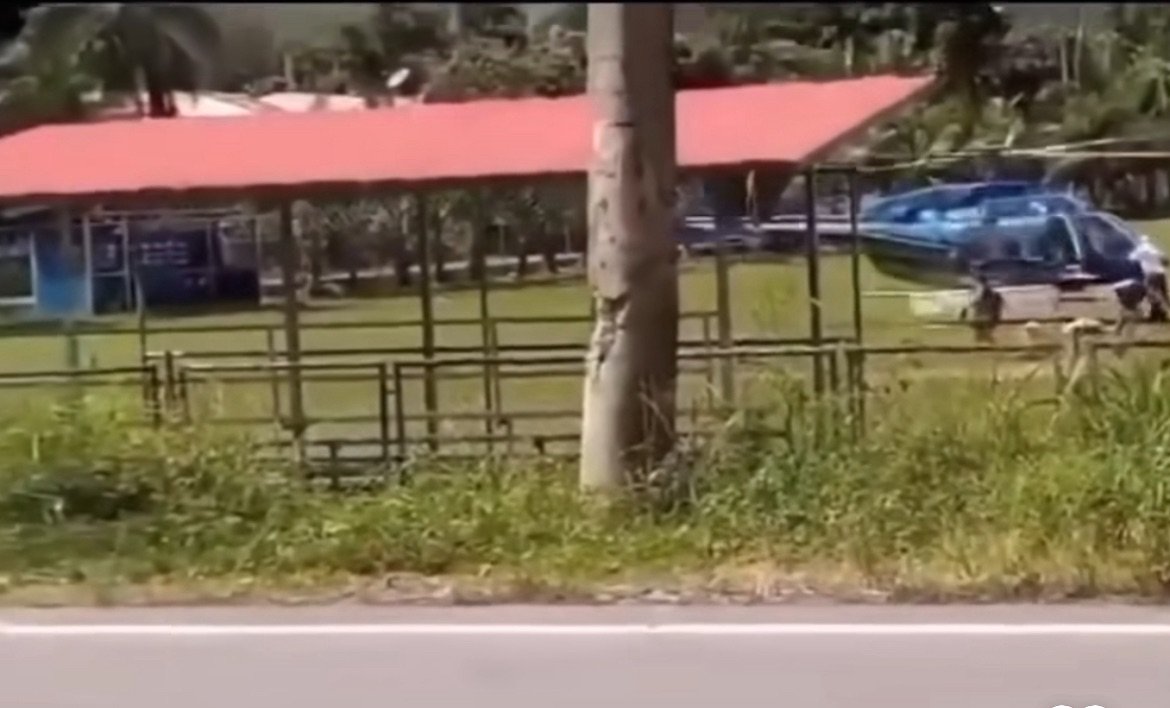 Piloto tenta desesperadamente entrar em helicóptero que gira no chão